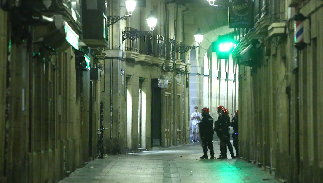 La capital guipuzcoana ha vivido otro sábado de altercados y violencia callejera que ha finalizado con una quincena de jóvenes detenidos