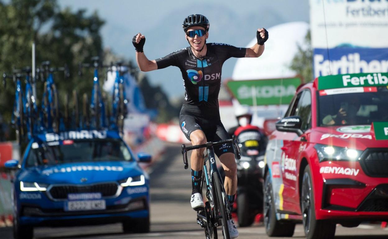 Romain Bardet celebra su triunfo en la cima del Pico Villuercas, ayer en Cáceres 