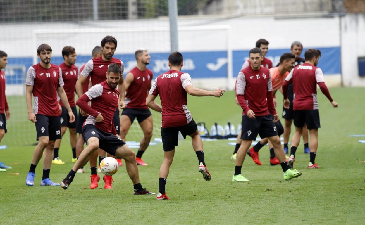 Venancio trata de llegar a un balón en un entrenamiento de esta semana en Atxabalpe. 