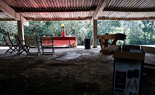 Padres que recogían a sus hijos y hasta un coche abandonado en el maizal