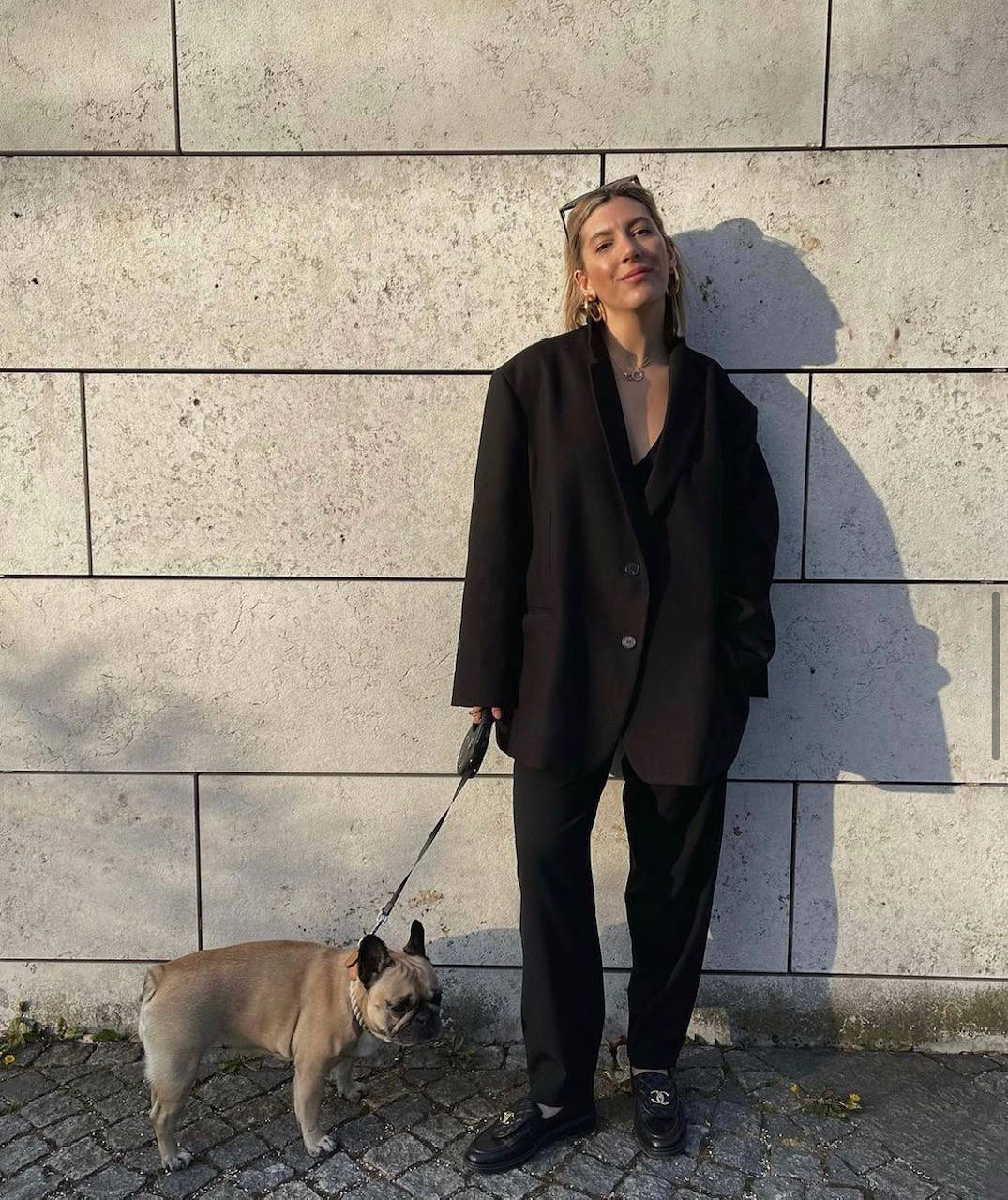 Con el cambio de mes llega el momento de revolucionar el armario. De hecho, la mayoría de nosotras llevamos días buscando los mejores looks de entretiempo para crear los estilismos más cool de septiembre. Gabardinas XXL, prendas o complementos acolchados, estampados geométricos, print animal, cuadros vichy, botas blancas, mocasiones, el color naranja, blazers oversize, blusas románticas, pantalones wide-leg en todas sus versiones, jeans rectos y clásicos; piel o polipiel; cuellos bobo... He aquí las piezas imprescindibles de la temporada