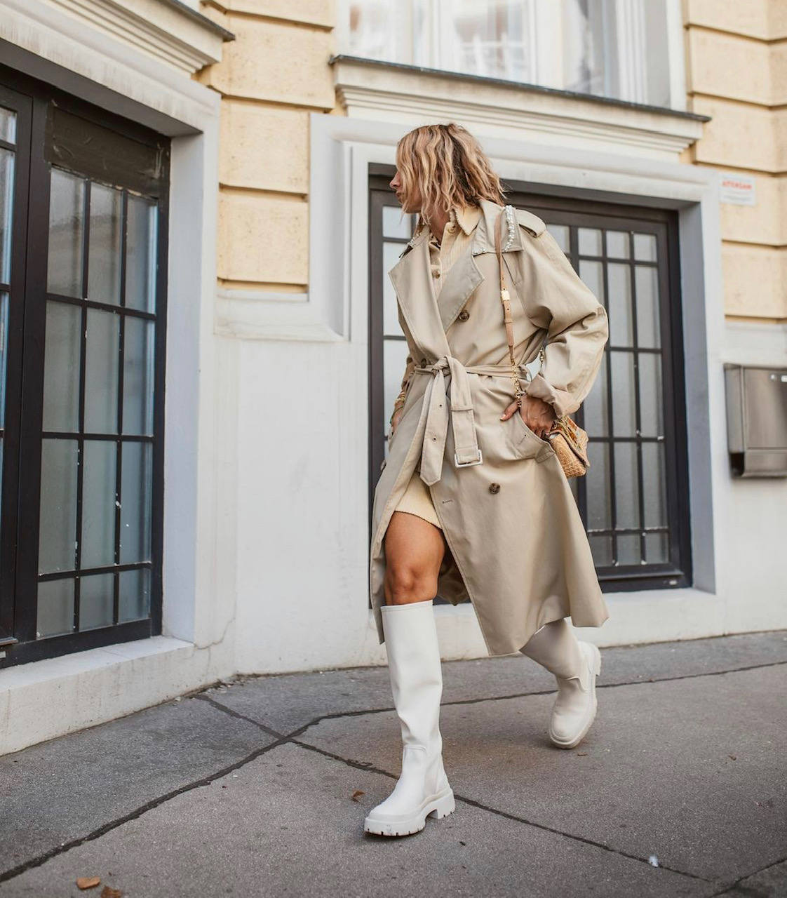 Con el cambio de mes llega el momento de revolucionar el armario. De hecho, la mayoría de nosotras llevamos días buscando los mejores looks de entretiempo para crear los estilismos más cool de septiembre. Gabardinas XXL, prendas o complementos acolchados, estampados geométricos, print animal, cuadros vichy, botas blancas, mocasiones, el color naranja, blazers oversize, blusas románticas, pantalones wide-leg en todas sus versiones, jeans rectos y clásicos; piel o polipiel; cuellos bobo... He aquí las piezas imprescindibles de la temporada