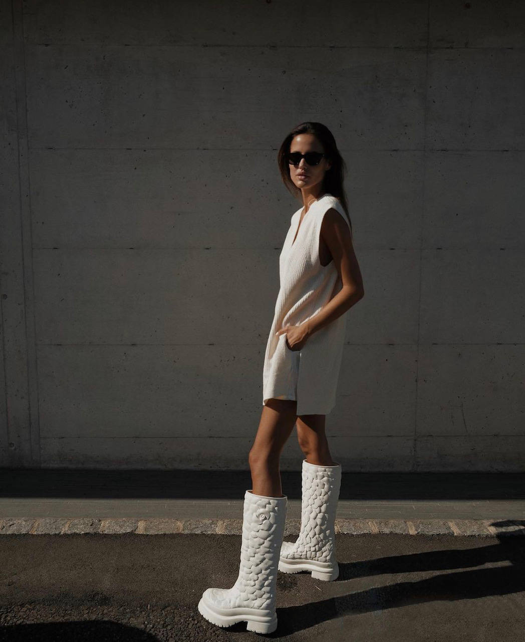 Con el cambio de mes llega el momento de revolucionar el armario. De hecho, la mayoría de nosotras llevamos días buscando los mejores looks de entretiempo para crear los estilismos más cool de septiembre. Gabardinas XXL, prendas o complementos acolchados, estampados geométricos, print animal, cuadros vichy, botas blancas, mocasiones, el color naranja, blazers oversize, blusas románticas, pantalones wide-leg en todas sus versiones, jeans rectos y clásicos; piel o polipiel; cuellos bobo... He aquí las piezas imprescindibles de la temporada