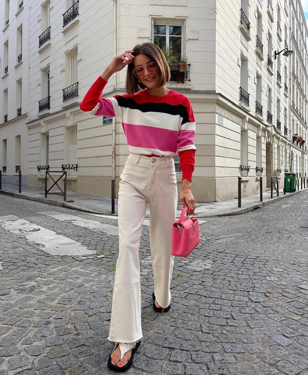 Con el cambio de mes llega el momento de revolucionar el armario. De hecho, la mayoría de nosotras llevamos días buscando los mejores looks de entretiempo para crear los estilismos más cool de septiembre. Gabardinas XXL, prendas o complementos acolchados, estampados geométricos, print animal, cuadros vichy, botas blancas, mocasiones, el color naranja, blazers oversize, blusas románticas, pantalones wide-leg en todas sus versiones, jeans rectos y clásicos; piel o polipiel; cuellos bobo... He aquí las piezas imprescindibles de la temporada