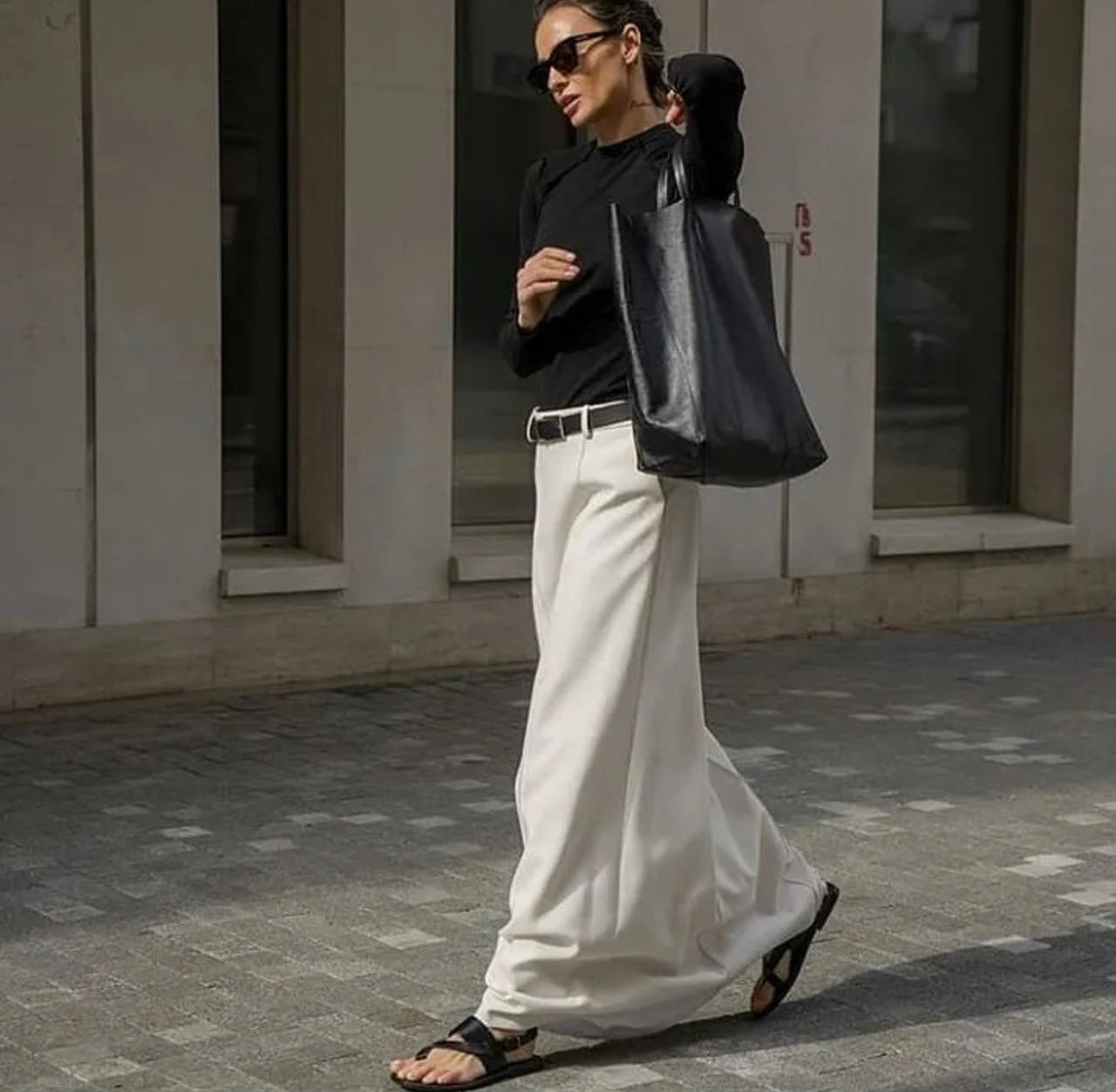 Con el cambio de mes llega el momento de revolucionar el armario. De hecho, la mayoría de nosotras llevamos días buscando los mejores looks de entretiempo para crear los estilismos más cool de septiembre. Gabardinas XXL, prendas o complementos acolchados, estampados geométricos, print animal, cuadros vichy, botas blancas, mocasiones, el color naranja, blazers oversize, blusas románticas, pantalones wide-leg en todas sus versiones, jeans rectos y clásicos; piel o polipiel; cuellos bobo... He aquí las piezas imprescindibles de la temporada