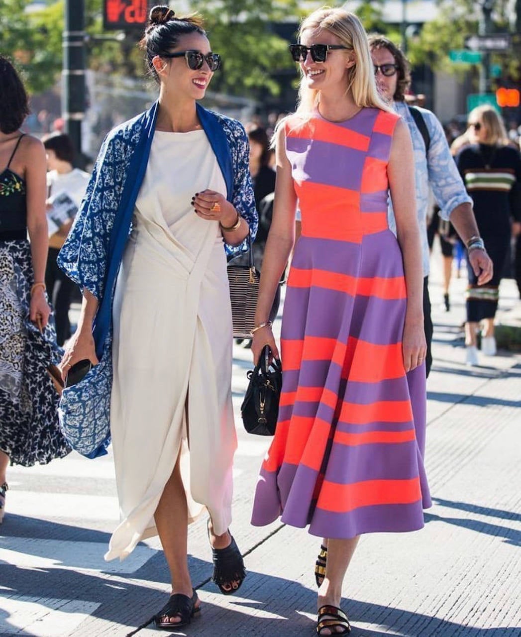 Con el cambio de mes llega el momento de revolucionar el armario. De hecho, la mayoría de nosotras llevamos días buscando los mejores looks de entretiempo para crear los estilismos más cool de septiembre. Gabardinas XXL, prendas o complementos acolchados, estampados geométricos, print animal, cuadros vichy, botas blancas, mocasiones, el color naranja, blazers oversize, blusas románticas, pantalones wide-leg en todas sus versiones, jeans rectos y clásicos; piel o polipiel; cuellos bobo... He aquí las piezas imprescindibles de la temporada