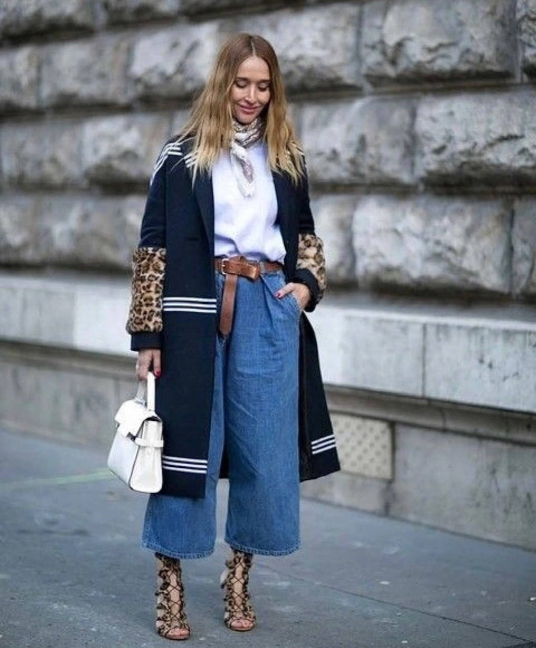 Con el cambio de mes llega el momento de revolucionar el armario. De hecho, la mayoría de nosotras llevamos días buscando los mejores looks de entretiempo para crear los estilismos más cool de septiembre. Gabardinas XXL, prendas o complementos acolchados, estampados geométricos, print animal, cuadros vichy, botas blancas, mocasiones, el color naranja, blazers oversize, blusas románticas, pantalones wide-leg en todas sus versiones, jeans rectos y clásicos; piel o polipiel; cuellos bobo... He aquí las piezas imprescindibles de la temporada