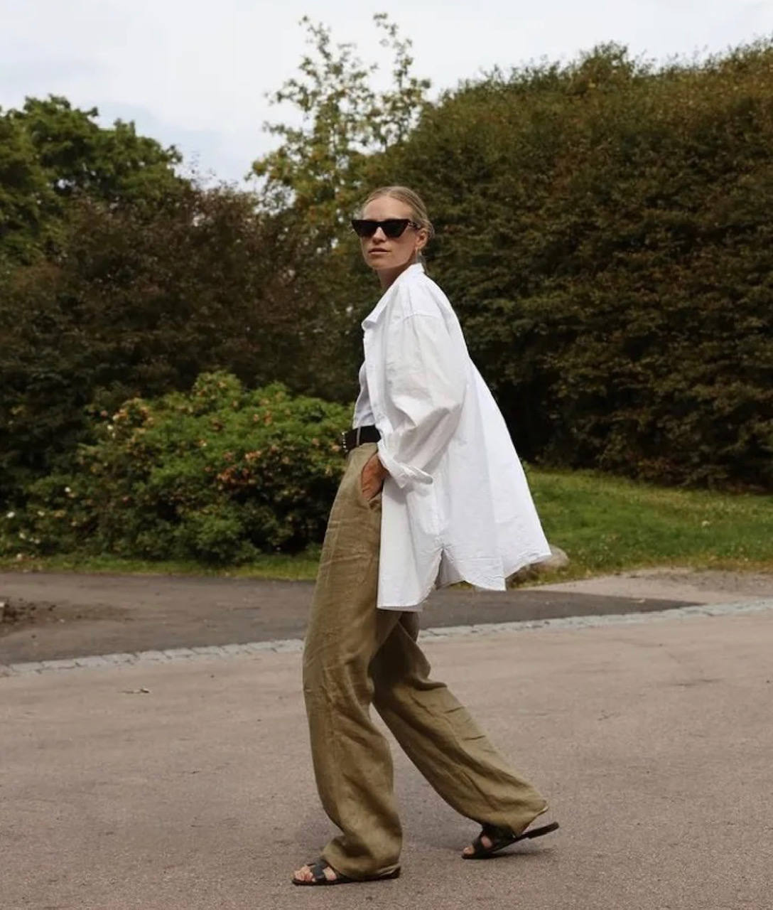 Con el cambio de mes llega el momento de revolucionar el armario. De hecho, la mayoría de nosotras llevamos días buscando los mejores looks de entretiempo para crear los estilismos más cool de septiembre. Gabardinas XXL, prendas o complementos acolchados, estampados geométricos, print animal, cuadros vichy, botas blancas, mocasiones, el color naranja, blazers oversize, blusas románticas, pantalones wide-leg en todas sus versiones, jeans rectos y clásicos; piel o polipiel; cuellos bobo... He aquí las piezas imprescindibles de la temporada