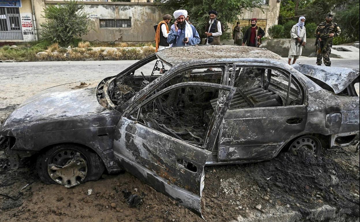 Coche empleado por los terroristas para lanzar este lunes un ataque con proyectiles contra el aeropuerto de Kabul.