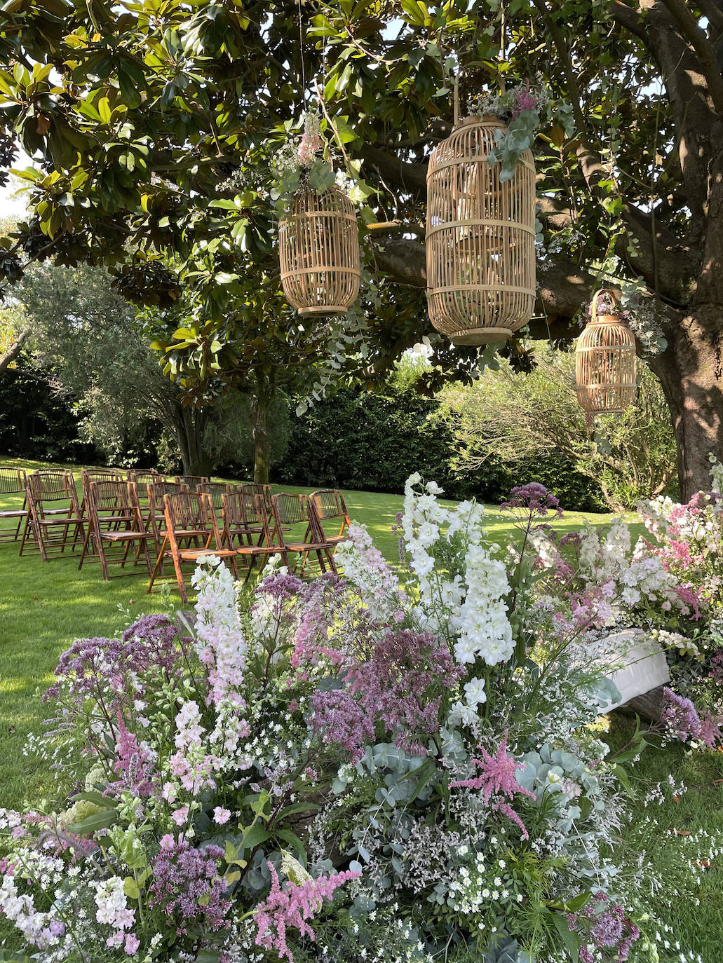 ¿Lugar? Caserío Algorta ¿Vestido de la novia? Paradero Quirós ¿Calzado? Flor de Asoka ¿Maquillaje? Studio Femme ¿Wedding Planner? Martina Por El Norte ¿Decoración floral? Flores Elorz. El enlace de Julene y Carlos se celebró el pasado 21 de agosto. Una boda de ensueño que cumplió con todas las necesidades de la pareja: un evento sofisticado, fino y elegante, con un gran protagonismo floral y una importante presencia del estampado vichy. Un enlace organizado por Martina Por El Norte, perfectamente coordinado y estéticamente muy pensado y trabajado. Una boda que cumplió con todas las expectativas de la pareja. Estas son las imágenes que han trascendido