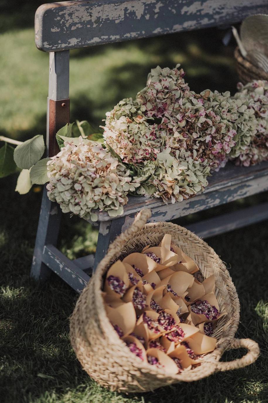 ¿Lugar? Caserío Algorta ¿Vestido de la novia? Paradero Quirós ¿Calzado? Flor de Asoka ¿Maquillaje? Studio Femme ¿Wedding Planner? Martina Por El Norte ¿Decoración floral? Flores Elorz. El enlace de Julene y Carlos se celebró el pasado 21 de agosto. Una boda de ensueño que cumplió con todas las necesidades de la pareja: un evento sofisticado, fino y elegante, con un gran protagonismo floral y una importante presencia del estampado vichy. Un enlace organizado por Martina Por El Norte, perfectamente coordinado y estéticamente muy pensado y trabajado. Una boda que cumplió con todas las expectativas de la pareja. Estas son las imágenes que han trascendido
