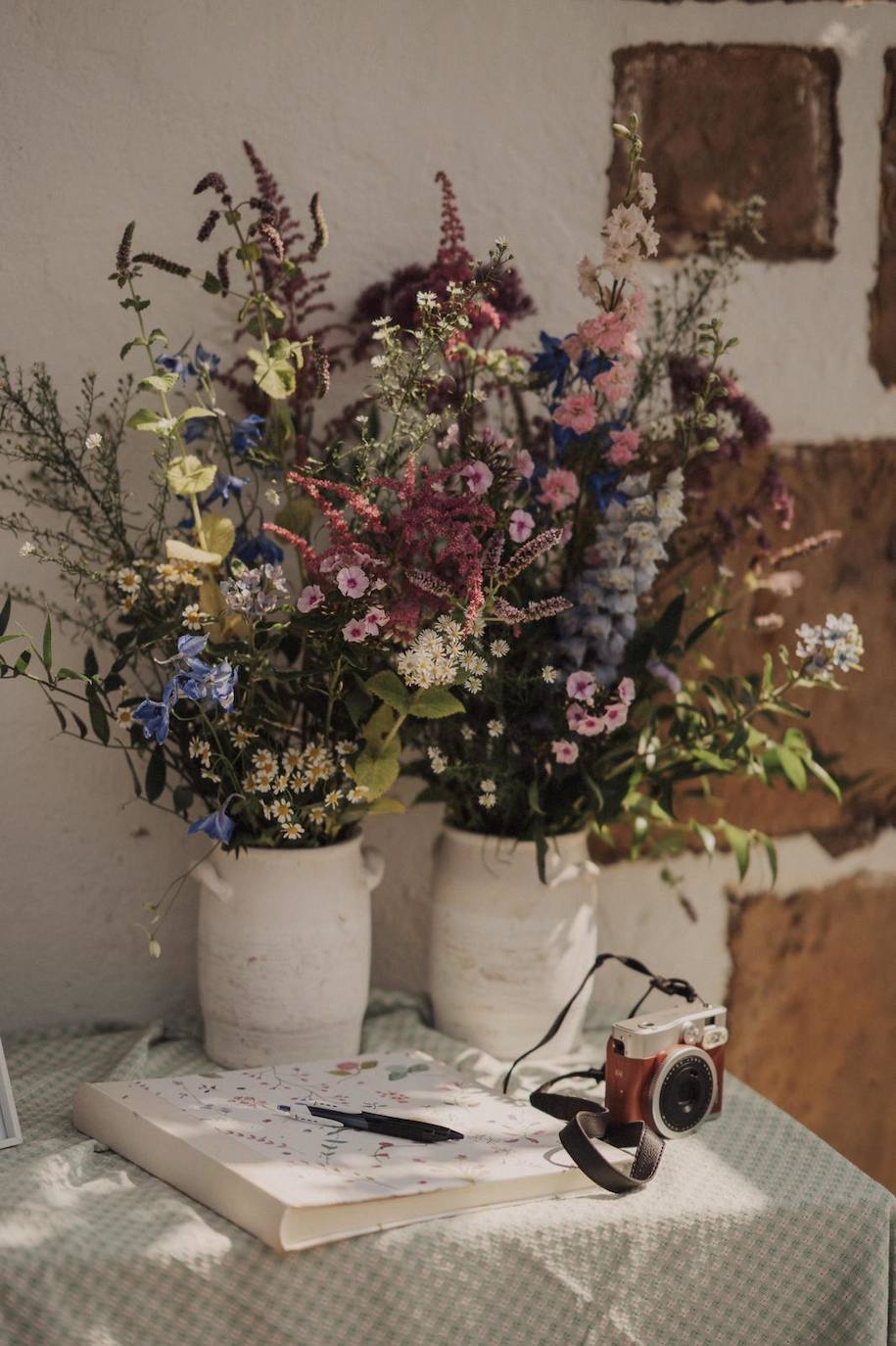 ¿Lugar? Caserío Algorta ¿Vestido de la novia? Paradero Quirós ¿Calzado? Flor de Asoka ¿Maquillaje? Studio Femme ¿Wedding Planner? Martina Por El Norte ¿Decoración floral? Flores Elorz. El enlace de Julene y Carlos se celebró el pasado 21 de agosto. Una boda de ensueño que cumplió con todas las necesidades de la pareja: un evento sofisticado, fino y elegante, con un gran protagonismo floral y una importante presencia del estampado vichy. Un enlace organizado por Martina Por El Norte, perfectamente coordinado y estéticamente muy pensado y trabajado. Una boda que cumplió con todas las expectativas de la pareja. Estas son las imágenes que han trascendido