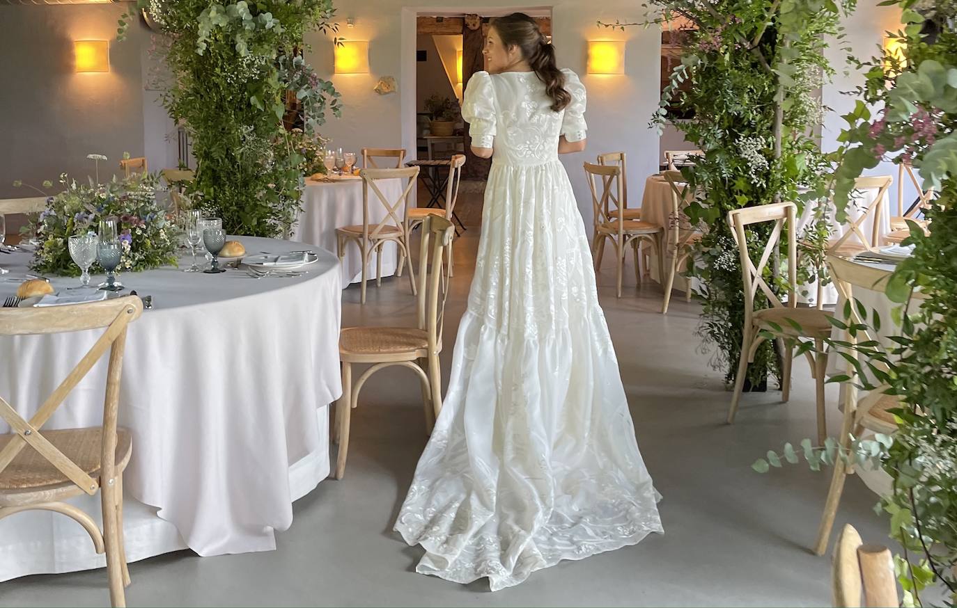 ¿Lugar? Caserío Algorta ¿Vestido de la novia? Paradero Quirós ¿Calzado? Flor de Asoka ¿Maquillaje? Studio Femme ¿Wedding Planner? Martina Por El Norte ¿Decoración floral? Flores Elorz. El enlace de Julene y Carlos se celebró el pasado 21 de agosto. Una boda de ensueño que cumplió con todas las necesidades de la pareja: un evento sofisticado, fino y elegante, con un gran protagonismo floral y una importante presencia del estampado vichy. Un enlace organizado por Martina Por El Norte, perfectamente coordinado y estéticamente muy pensado y trabajado. Una boda que cumplió con todas las expectativas de la pareja. Estas son las imágenes que han trascendido