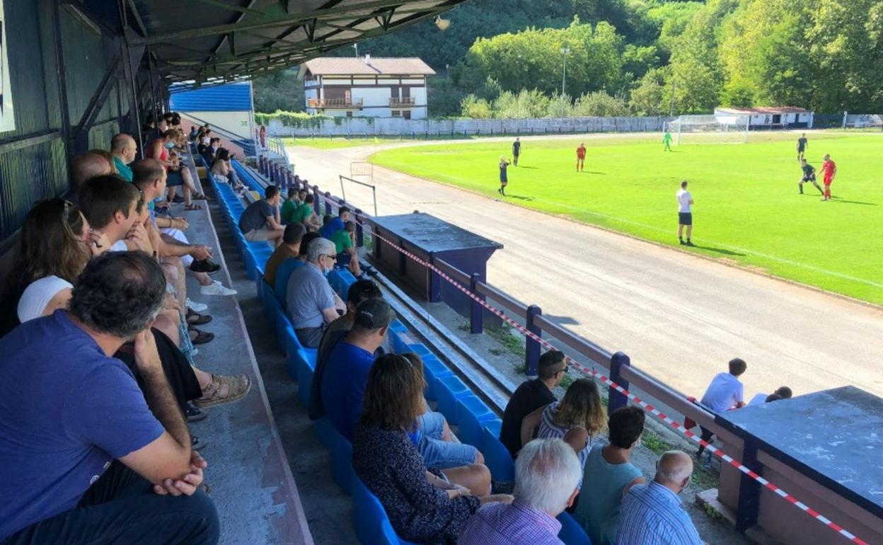 Gradas. El buen ambiente reinó en una jornada en la que el Bergara cayó 2 a 4 en casa frente al Zumaiako. El equipo local acusó la falta de ritmo en un partido amistoso con goles de Garmendia y Sarriegi que recibieron la ovación del público.