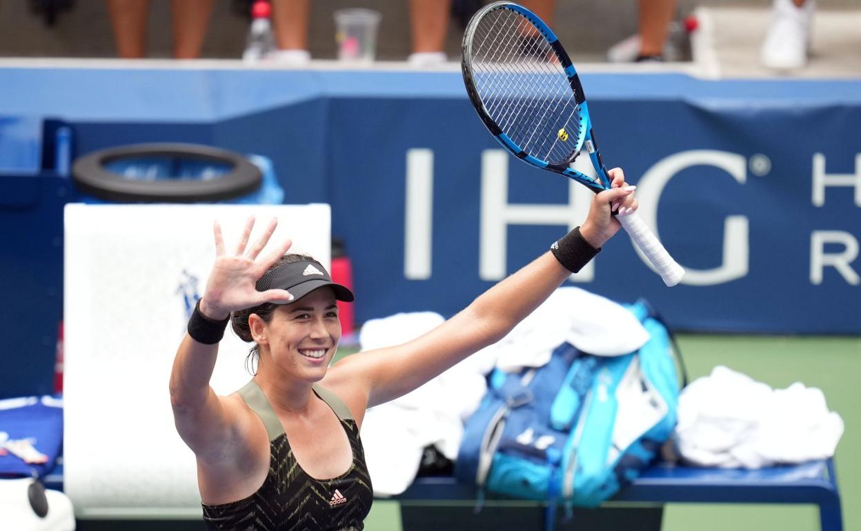 Garbiñe Muguruza saluda tras vencer a la croata Vekic, ayer tarde en Nueva York. 