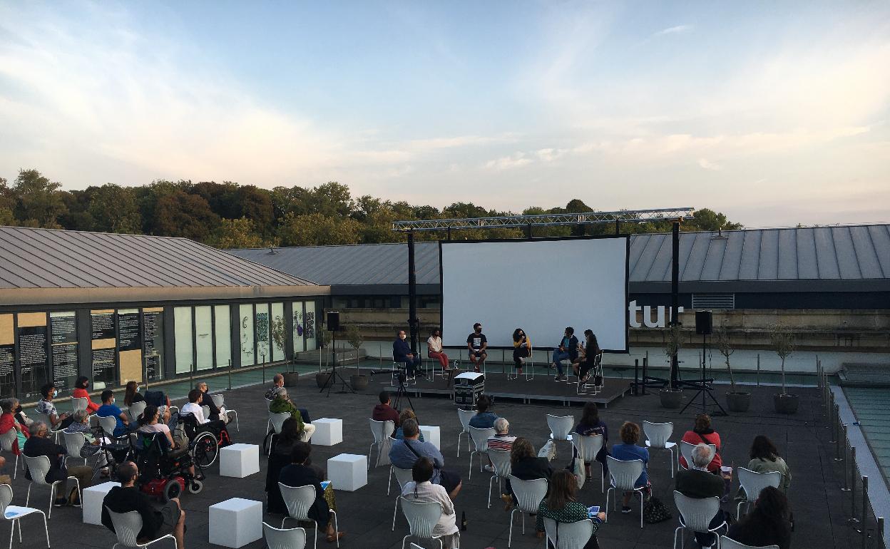 La presentación de los galardones se efectuó en la terraza de Tabakalera. 