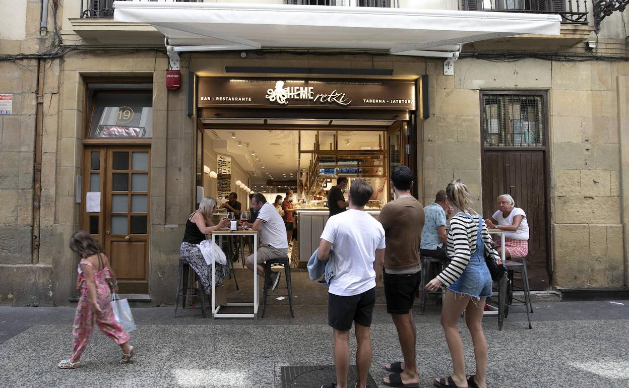 Bares en la Parte Vieja donostiarra. Los nuevos aforos dan un ligero respiro a la hostelería. 