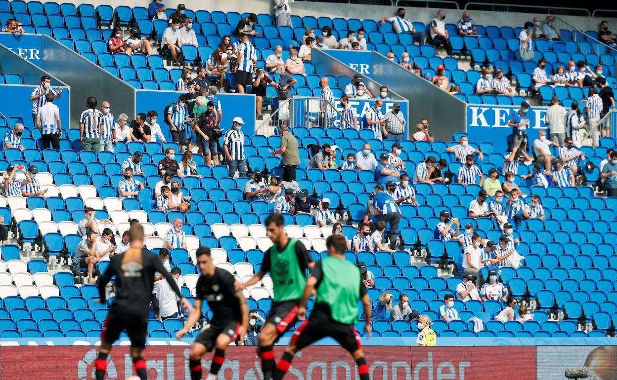 Espectadores siguen un calentamiento en el Reale Arena.