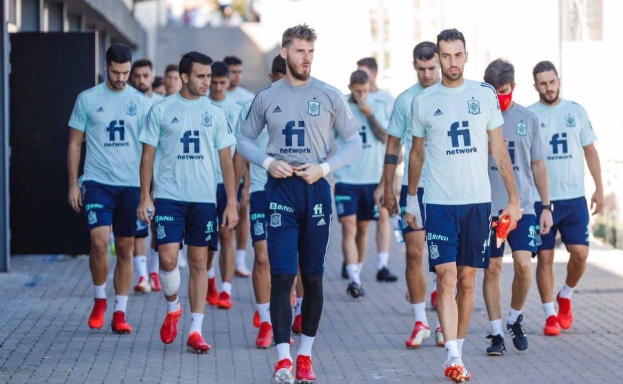 Merino, detrás de Eric Garcia, se dirige al entrenamiento junto al resto de compañeros de la seleccion. 