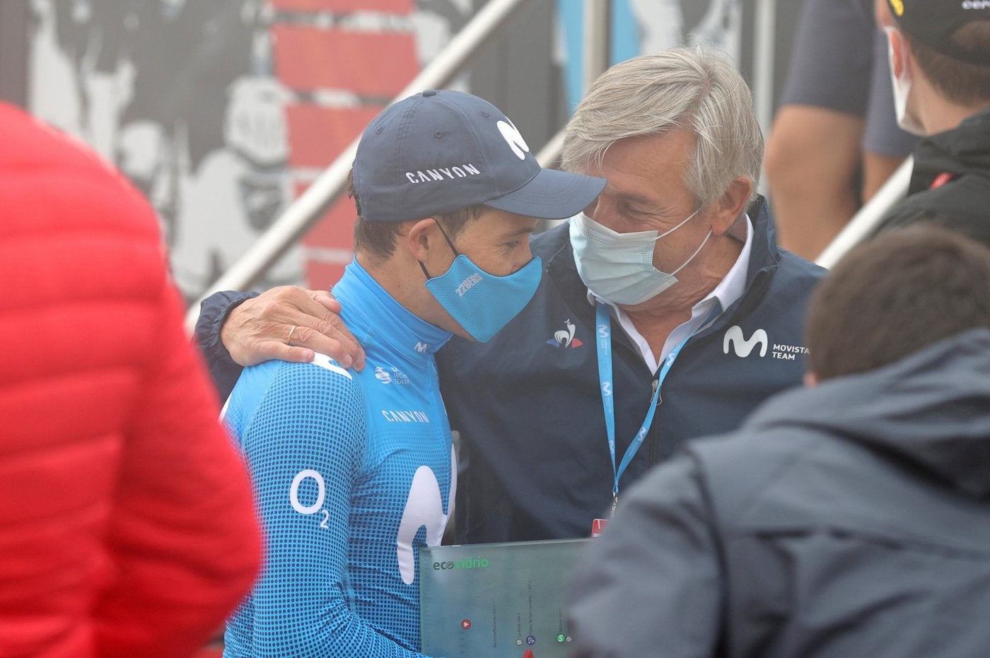 López, felicitado por Eusebio Unzue, mánager del equipo Movistar. 