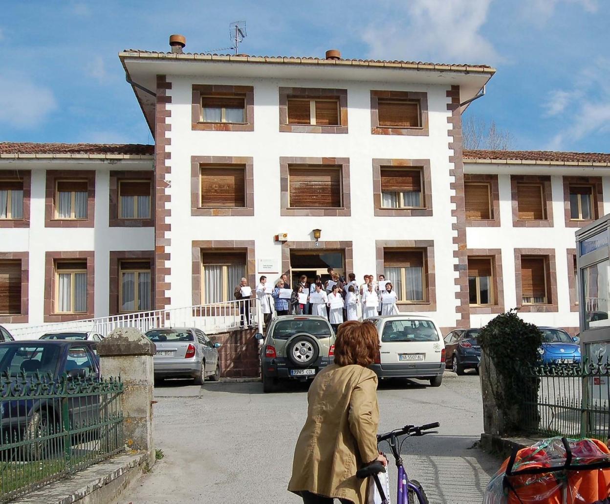 Protesta ante el centro de salud de Elizondo. 