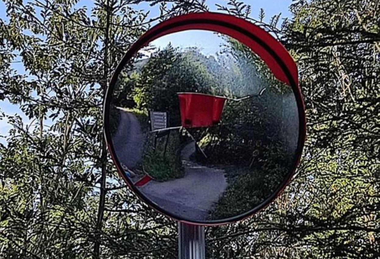 Han vuelto a romper el espejo. El Ayuntamiento señala que «una vez más han vuelto a romper el espejo del cruce de Otsabi a Pasus. Es el cuarto espejo que el Ayuntamiento ha tenido que cambiar este año. Los nuevos espejos a poner se pagan del dinero público y eso nos perjudica a todos». 