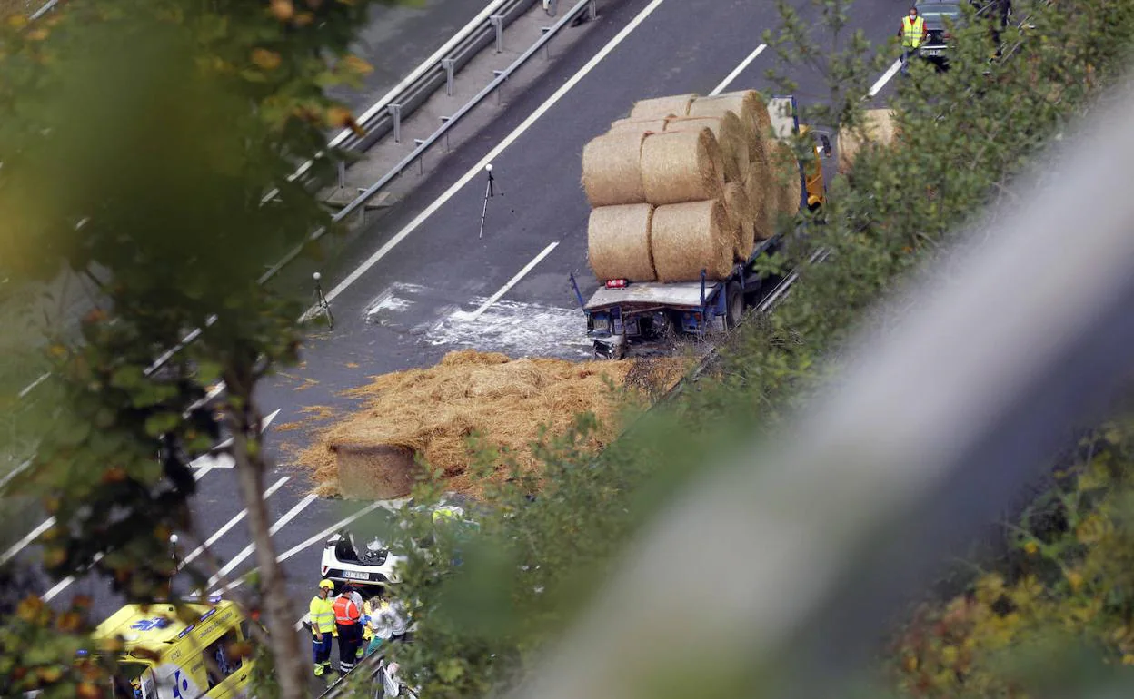 Accidente de Soraluze: «Cuando hemos llegado, los fardos de paja estaban  ardiendo y se veía a tres personas atrapadas» | El Diario Vasco