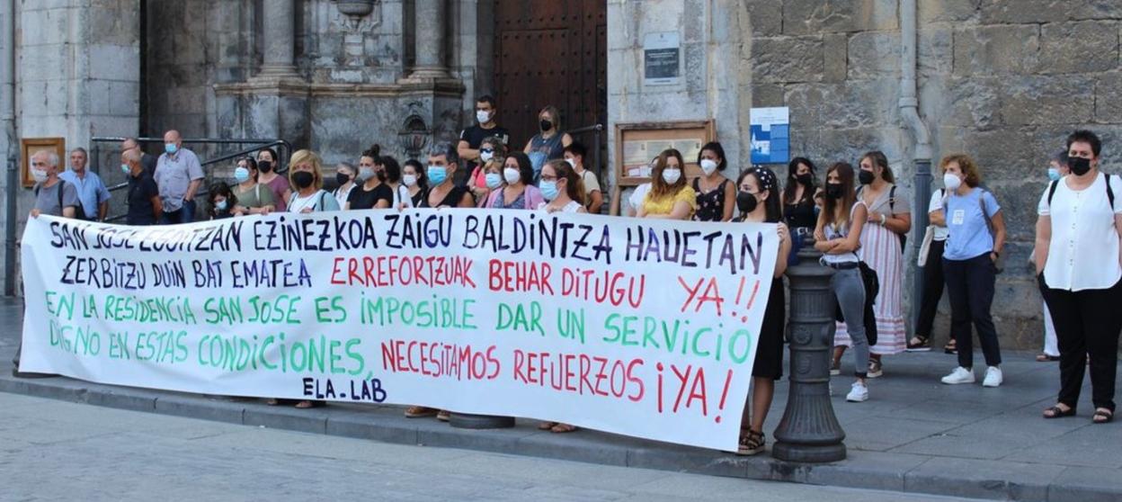 El pasado viernes los trabajadores de la residencia denunciaron su situación laboral y la necesidad de refuerzo.