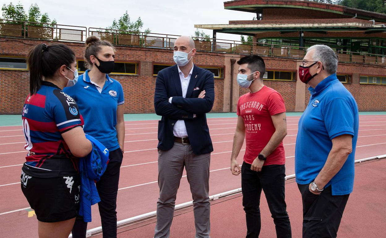 Olarreta, la entrenadora Guntin, el alcalde Iraiola, el edil Curiel y el presidente de honor Telleria. 