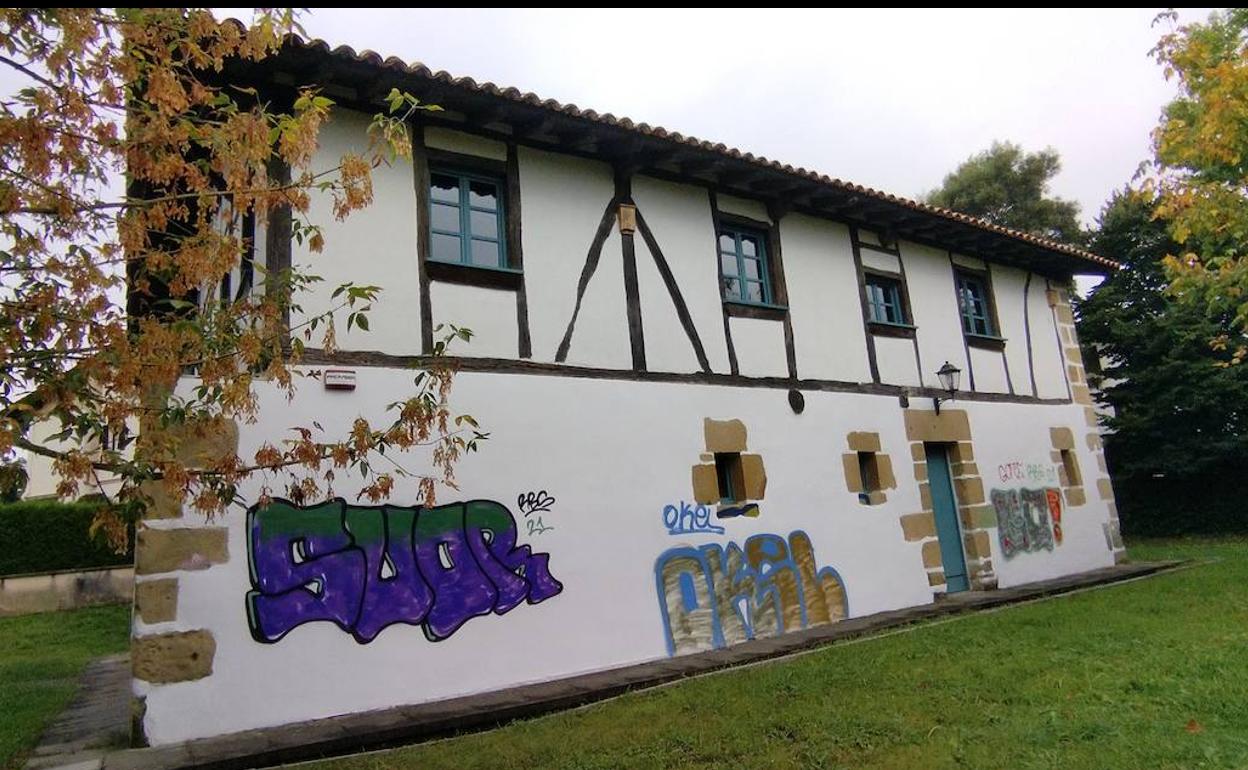 Los grafitis han vuelto a las fachadas de Katxola y con el mismo tipo de grafía que los de hace un año.