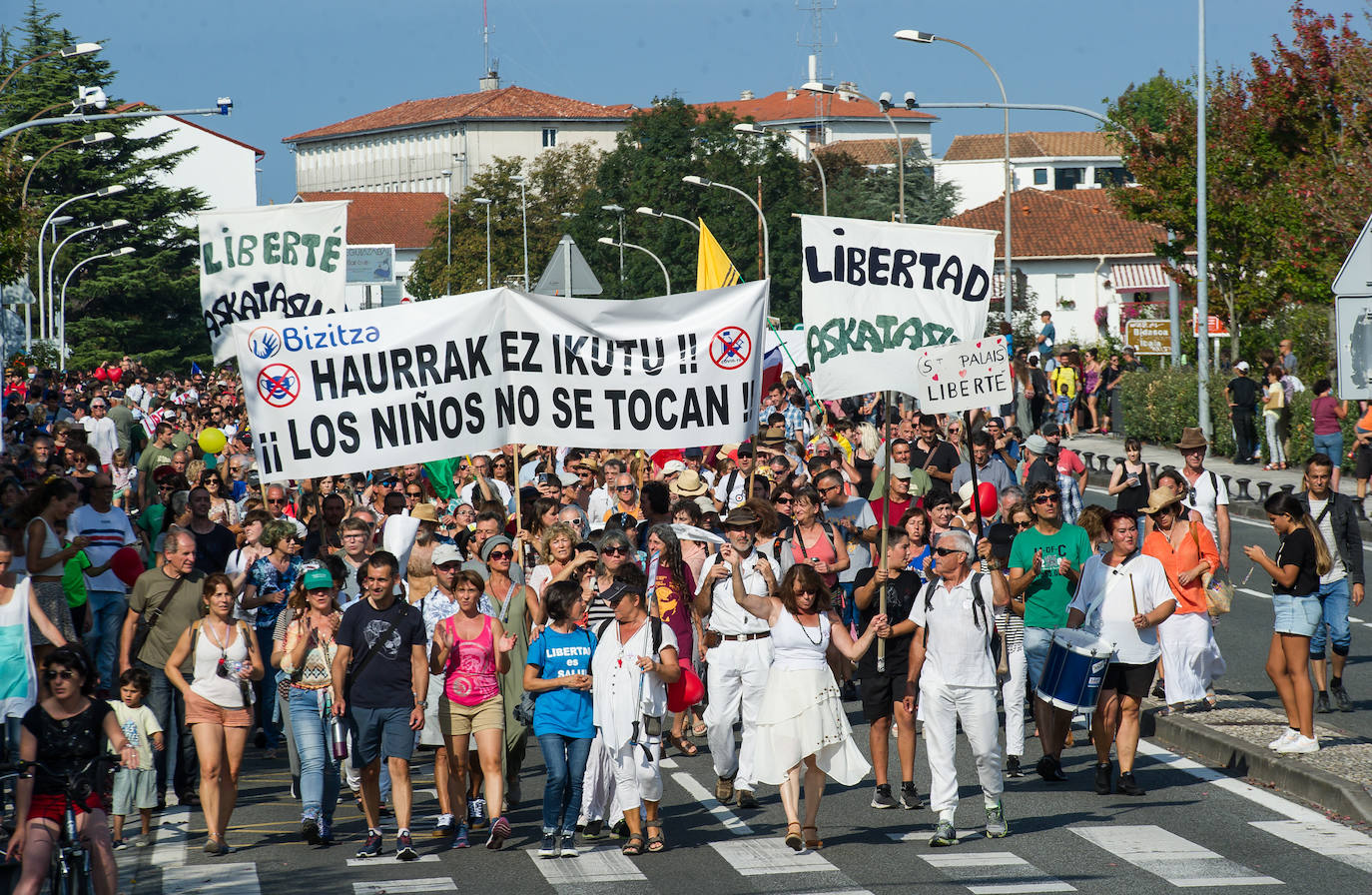 Fotos: Centenares de negacionistas se manifiestan entre Irun y Hendaia y cierran el puente de Santiago