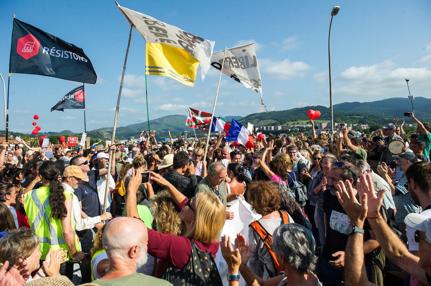 Fotos: Centenares de negacionistas se manifiestan entre Irun y Hendaia y cierran el puente de Santiago