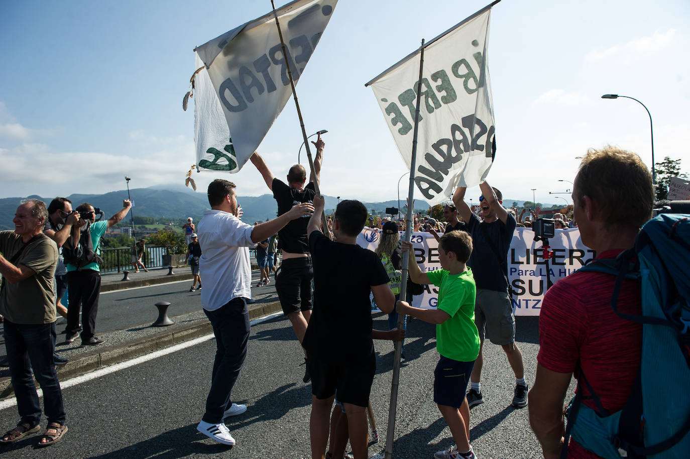 Fotos: Centenares de negacionistas se manifiestan entre Irun y Hendaia y cierran el puente de Santiago