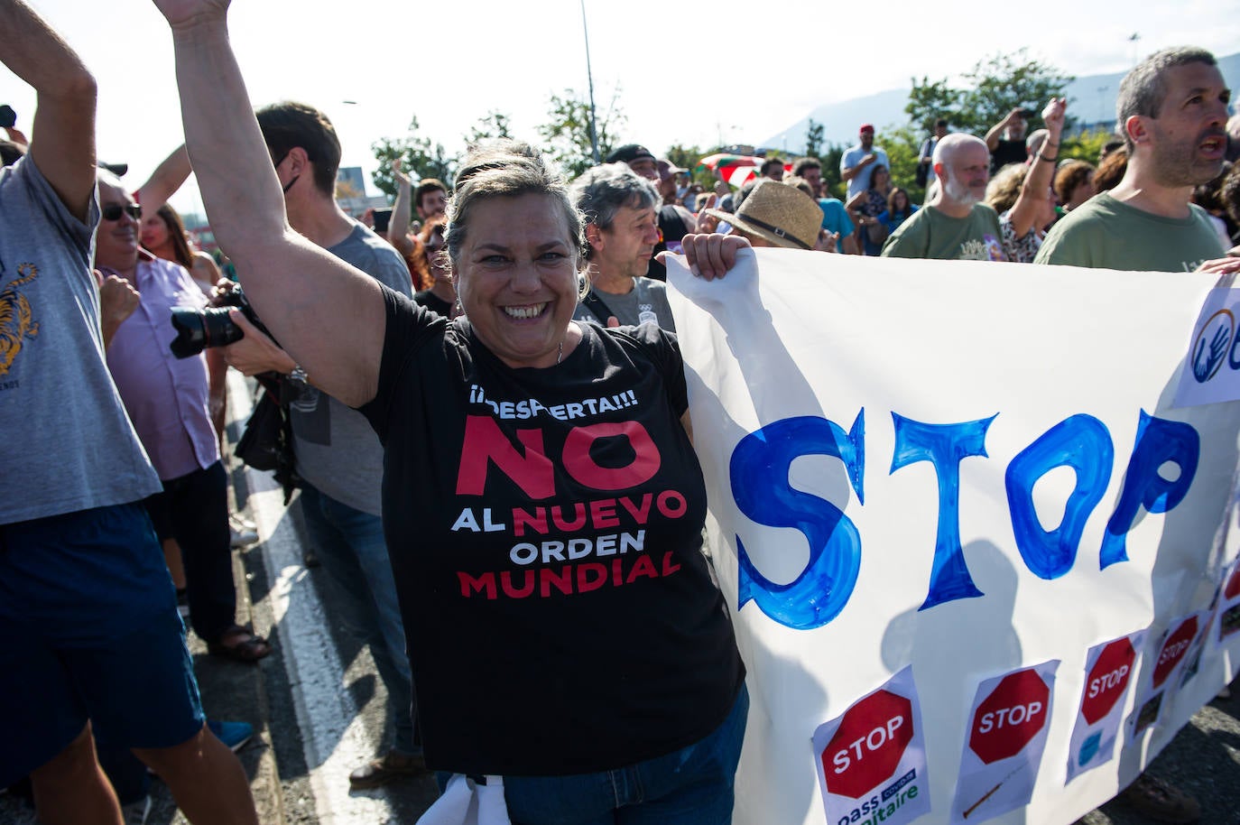 Fotos: Centenares de negacionistas se manifiestan entre Irun y Hendaia y cierran el puente de Santiago