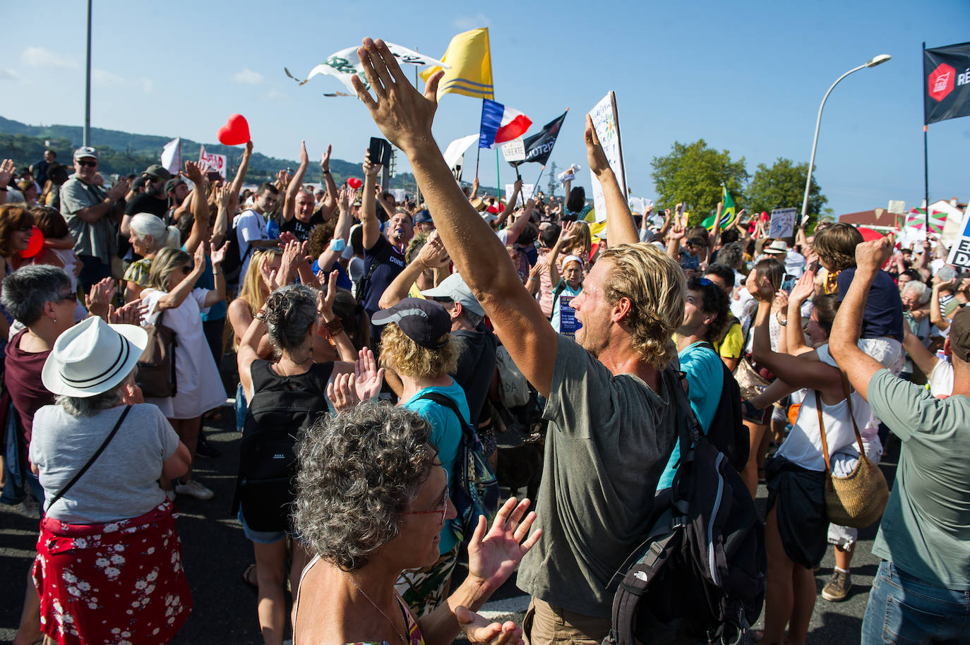 Fotos: Centenares de negacionistas se manifiestan entre Irun y Hendaia y cierran el puente de Santiago