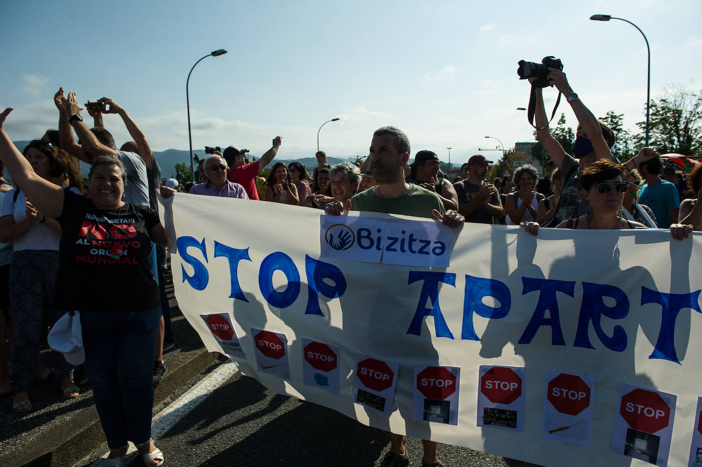 Fotos: Centenares de negacionistas se manifiestan entre Irun y Hendaia y cierran el puente de Santiago
