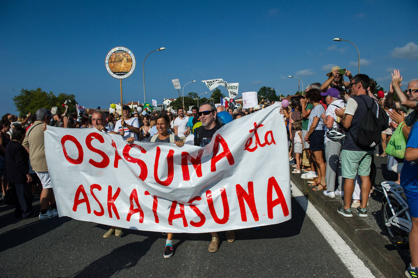 Fotos: Centenares de negacionistas se manifiestan entre Irun y Hendaia y cierran el puente de Santiago