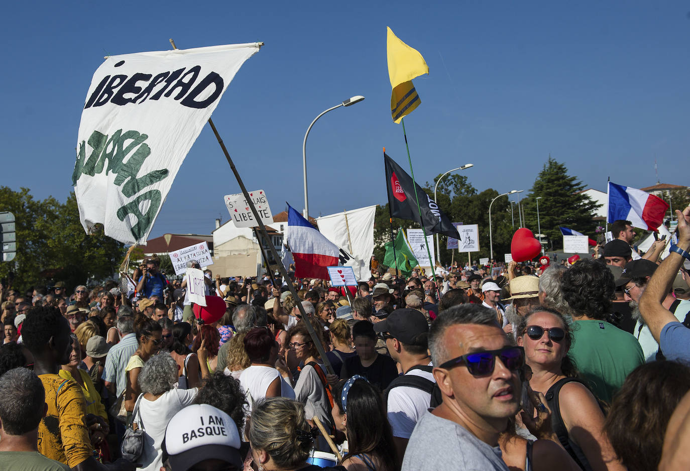 Fotos: Centenares de negacionistas se manifiestan entre Irun y Hendaia y cierran el puente de Santiago