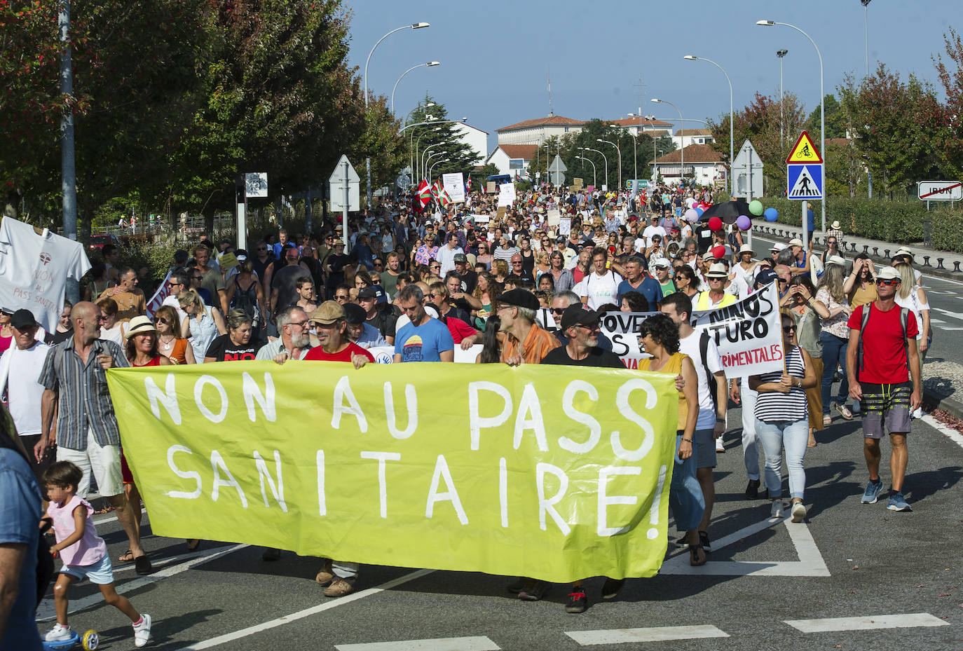 Fotos: Centenares de negacionistas se manifiestan entre Irun y Hendaia y cierran el puente de Santiago