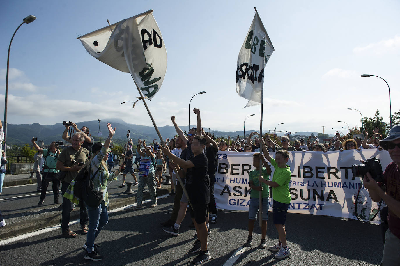 Fotos: Centenares de negacionistas se manifiestan entre Irun y Hendaia y cierran el puente de Santiago