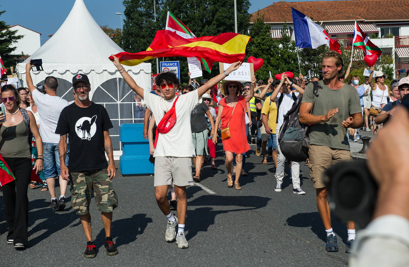 Fotos: Centenares de negacionistas se manifiestan entre Irun y Hendaia y cierran el puente de Santiago