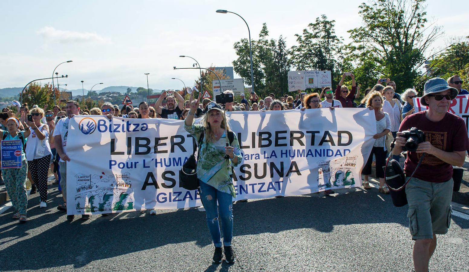 Fotos: Centenares de negacionistas se manifiestan entre Irun y Hendaia y cierran el puente de Santiago