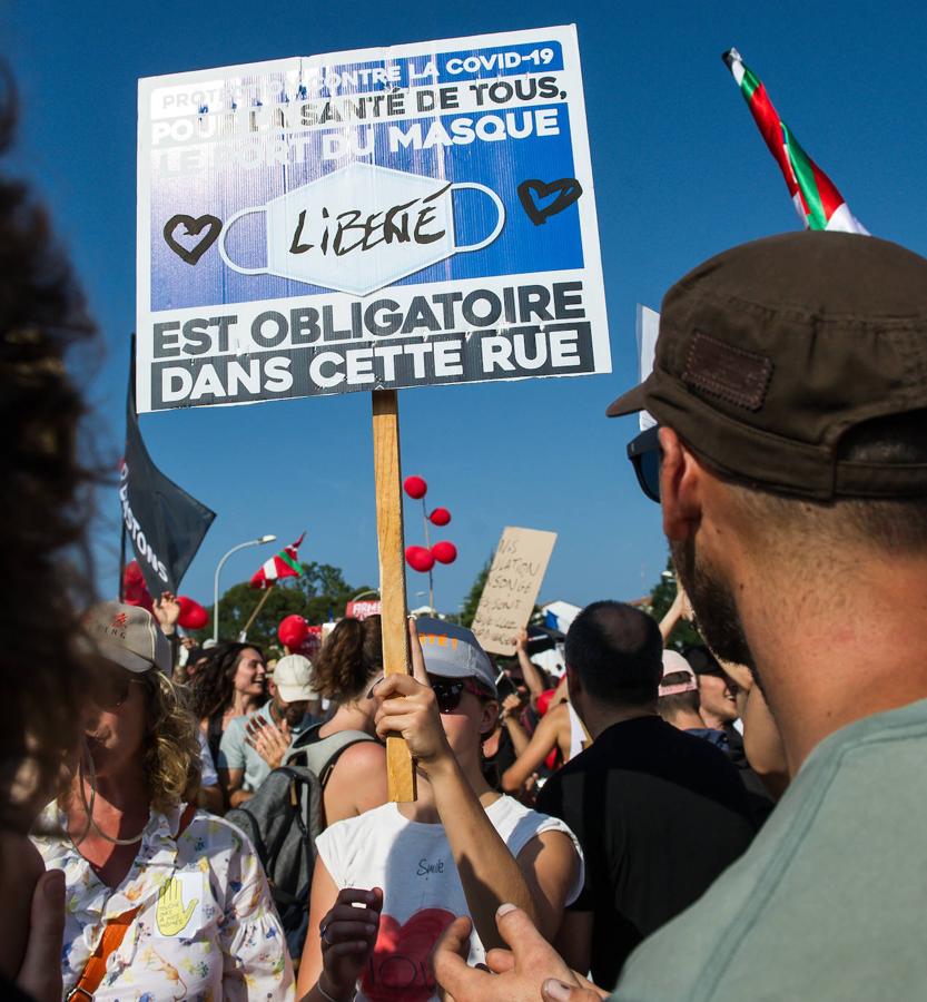 Fotos: Centenares de negacionistas se manifiestan entre Irun y Hendaia y cierran el puente de Santiago