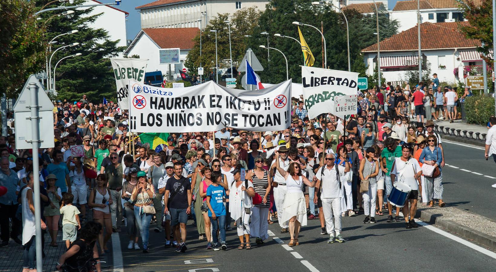 Fotos: Centenares de negacionistas se manifiestan entre Irun y Hendaia y cierran el puente de Santiago