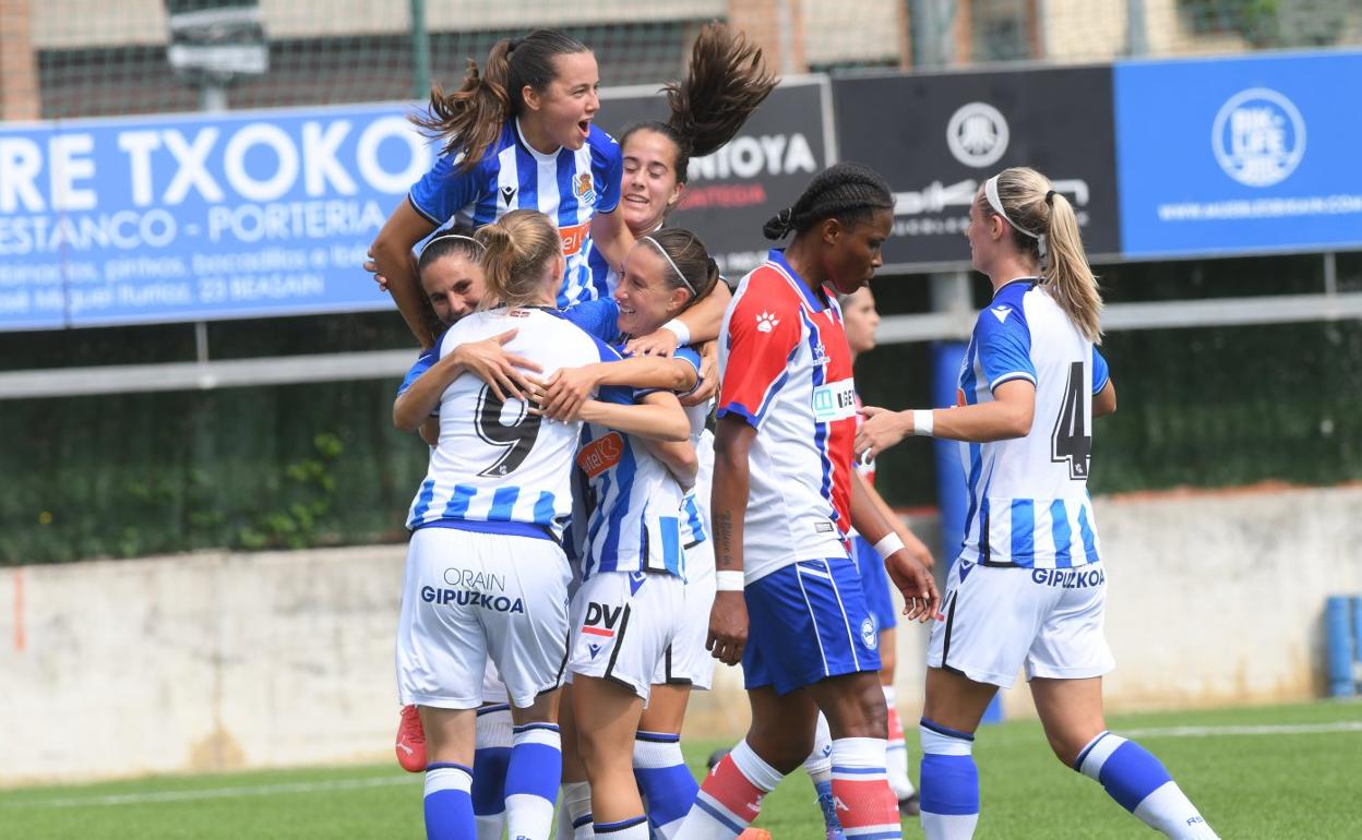Las jugadoras realistas celebran un tanto en el partido ante el Alavés en pretemporada. 