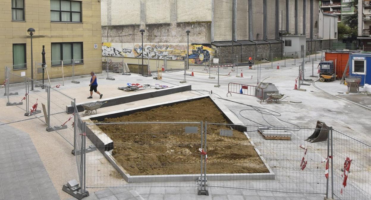 Vista actual de la parte trasera del Árbol de Gernika, donde continúan los últimos trabajos de rehabilitación de la zona. 