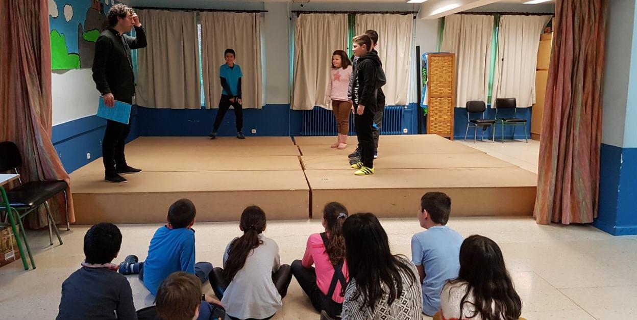 Iurgi Etxebarria impartiendo clases de teatro en Luis Ezeiza ikastetxea de Eskoriatza. 