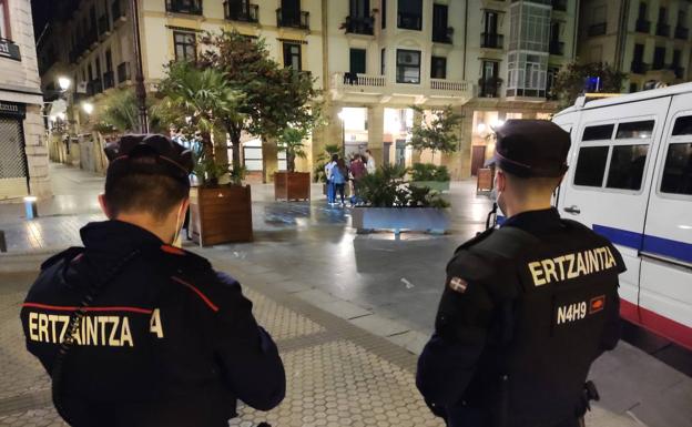 Una patrulla de la Ertzaintza vigilando la Parte Vieja de Donostia la pasada madrugada.