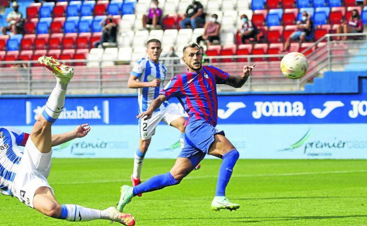 Fran Sol sigue el balón con la mirada en una acción de ataque