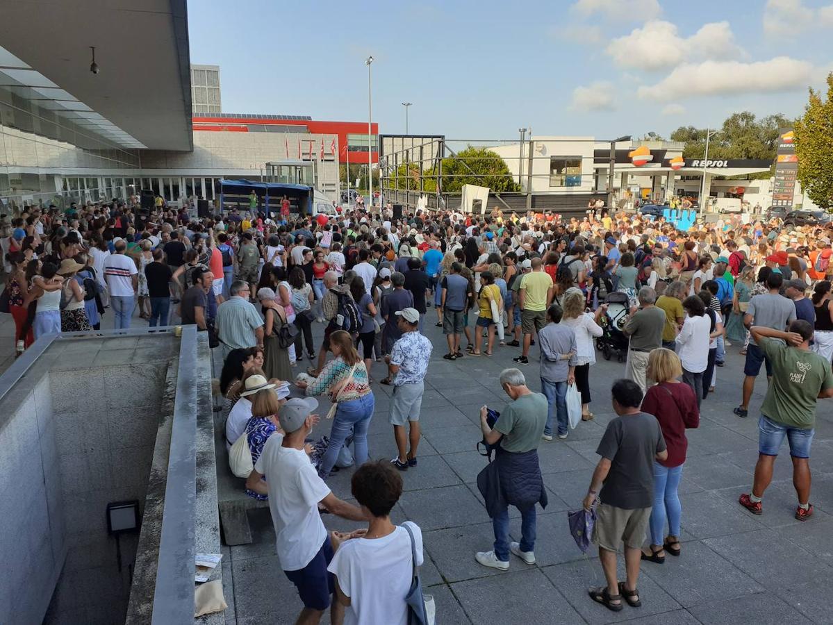 Fotos: Centenares de negacionistas se manifiestan entre Irun y Hendaia y cierran el puente de Santiago